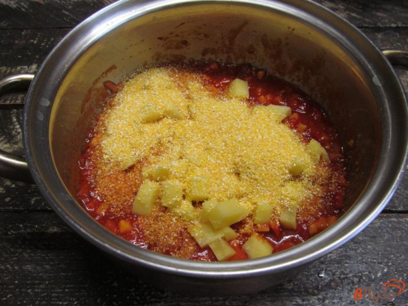 Фото приготовление рецепта: Томатный суп с маринованной капустой и кукурузной крупой шаг №6