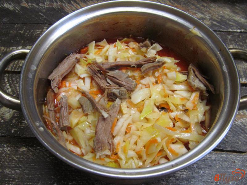 Фото приготовление рецепта: Томатный суп с маринованной капустой и кукурузной крупой шаг №8