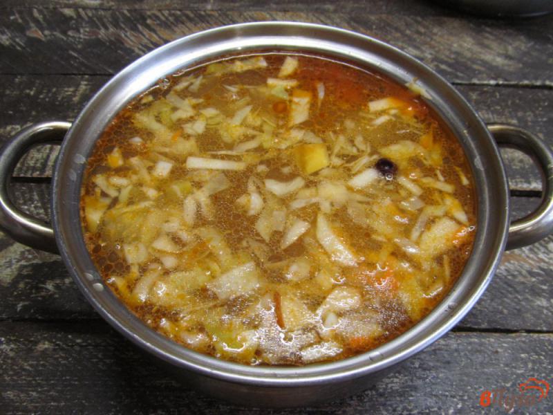Фото приготовление рецепта: Томатный суп с маринованной капустой и кукурузной крупой шаг №9