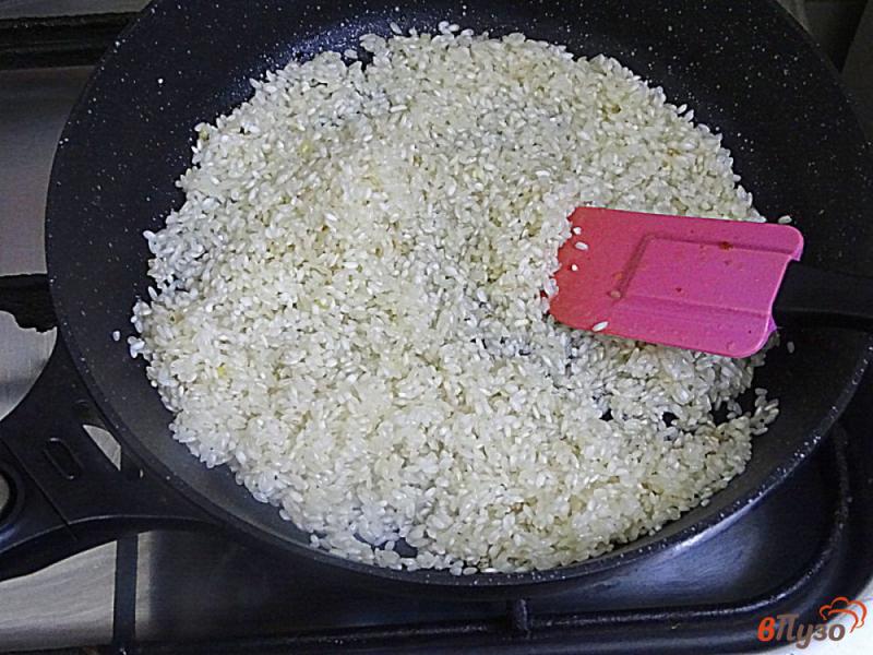 Фото приготовление рецепта: Рис с перцем, горошком и помидорами шаг №1