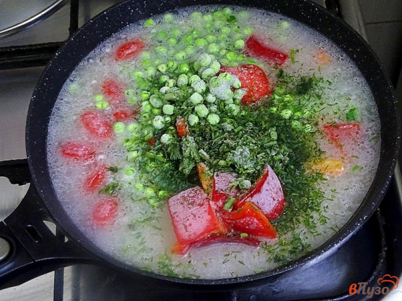Фото приготовление рецепта: Рис с перцем, горошком и помидорами шаг №3
