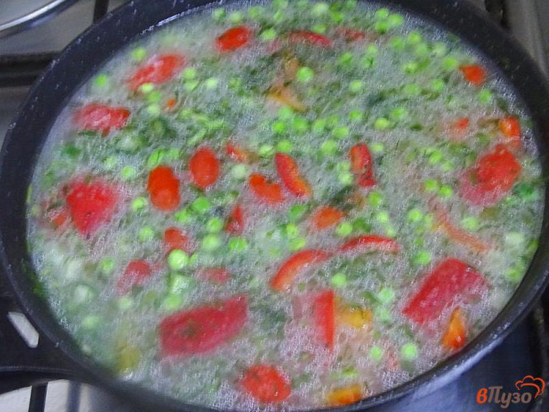 Фото приготовление рецепта: Рис с перцем, горошком и помидорами шаг №4