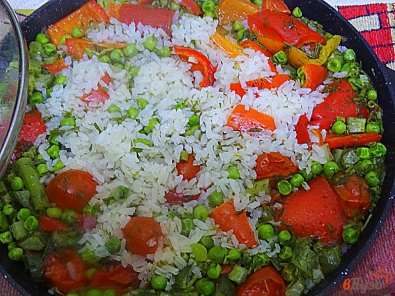 Фото приготовление рецепта: Рис с перцем, горошком и помидорами шаг №5