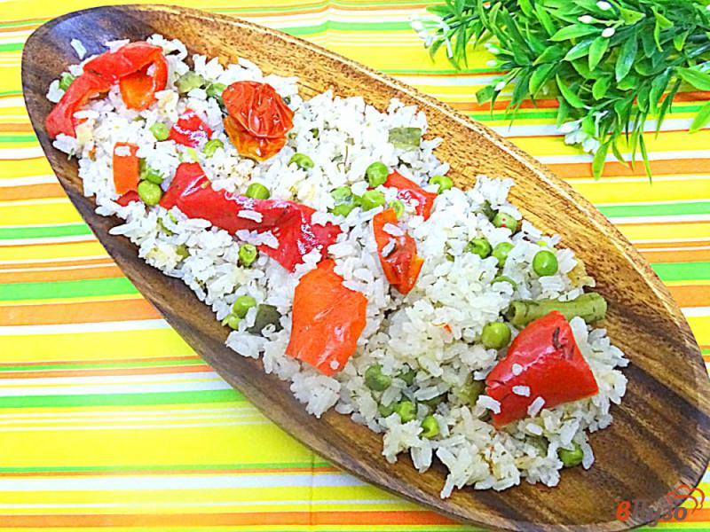 Фото приготовление рецепта: Рис с перцем, горошком и помидорами шаг №7