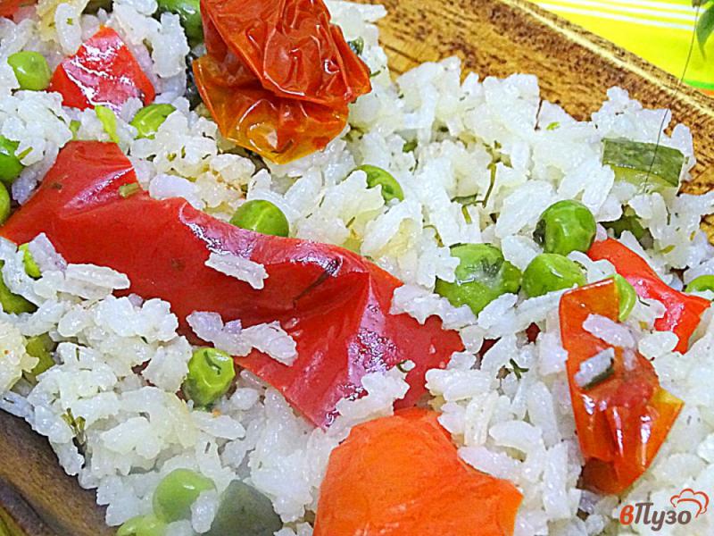 Фото приготовление рецепта: Рис с перцем, горошком и помидорами шаг №6