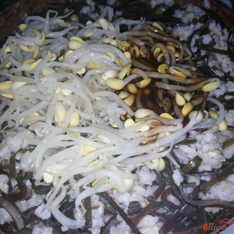 Фото приготовление рецепта: Рис с ламинарией и ростками сои шаг №9