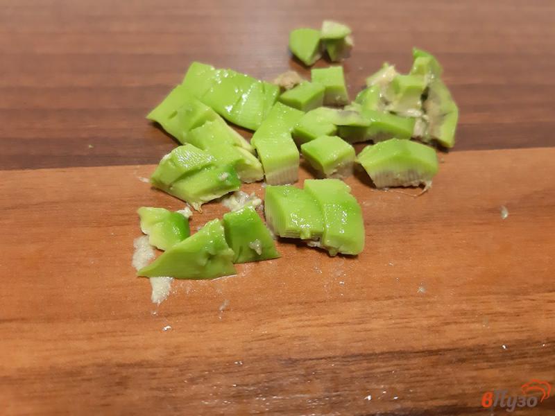 Фото приготовление рецепта: Салат фруктовый с заправкой из авокадо шаг №5