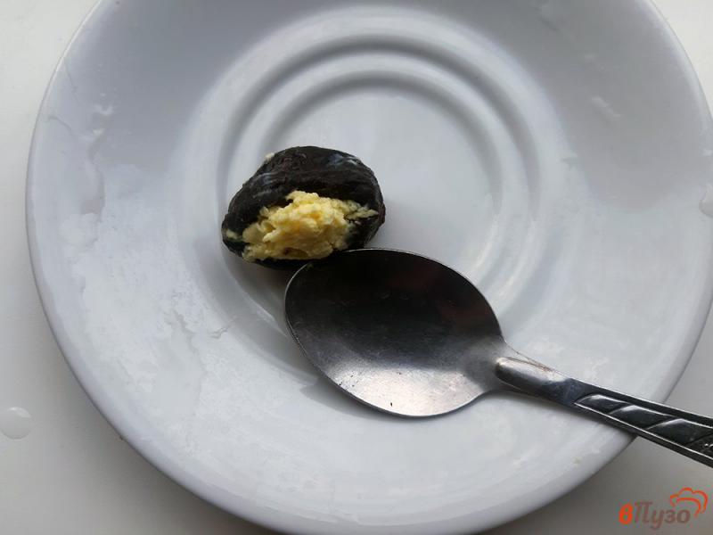 Фото приготовление рецепта: Закуска «Мидии» из чернослива шаг №9