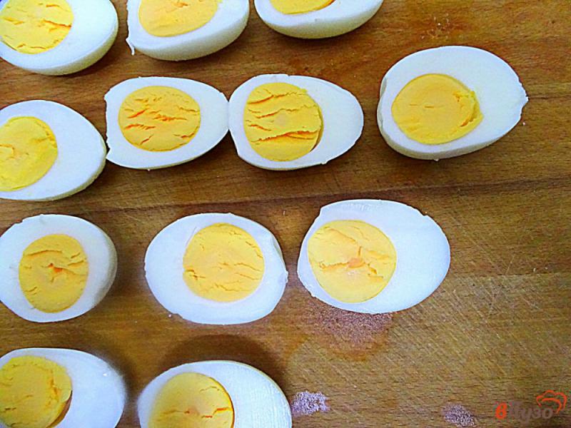 Фото приготовление рецепта: Яйца фаршированные селёдочной массой шаг №3