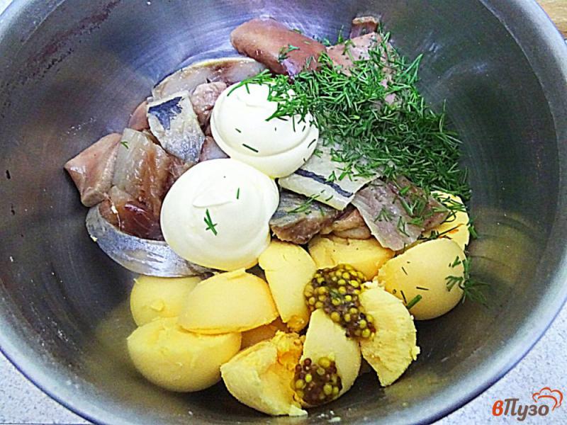 Фото приготовление рецепта: Яйца фаршированные селёдочной массой шаг №5