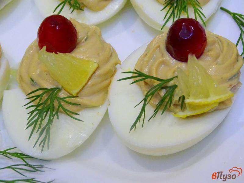 Фото приготовление рецепта: Яйца фаршированные селёдочной массой шаг №9