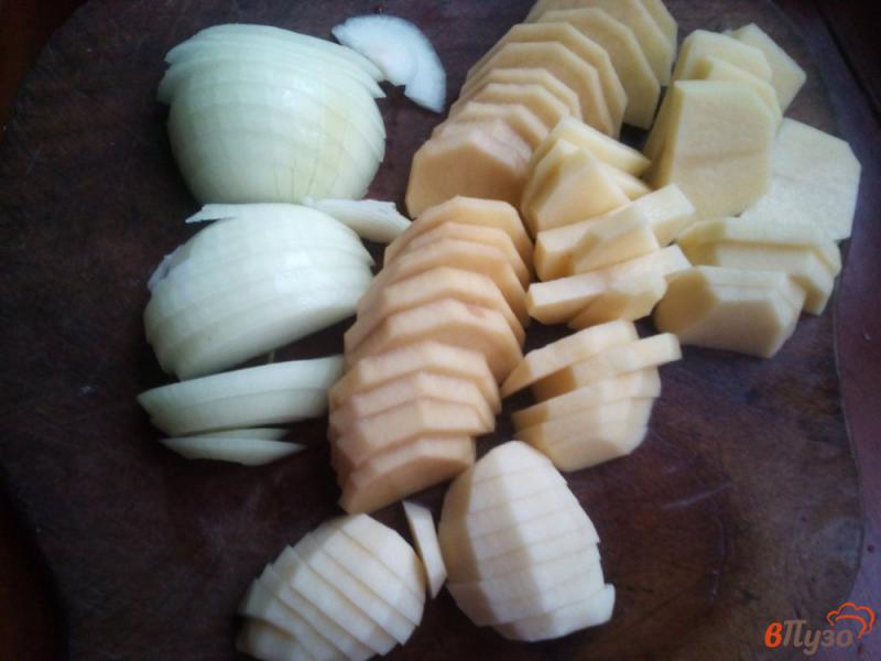 Фото приготовление рецепта: Пеленгас с картофелем в духовке шаг №3
