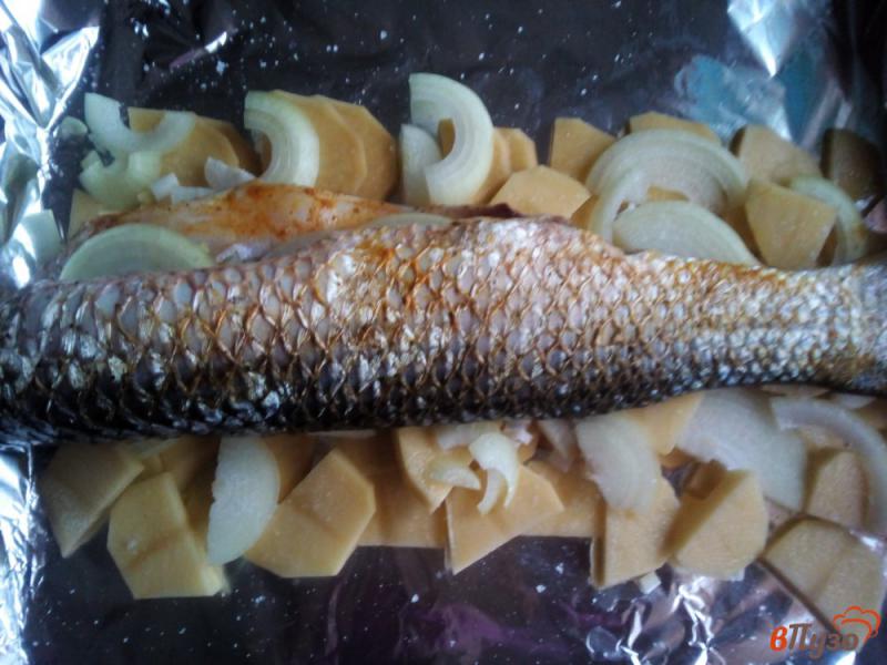 Фото приготовление рецепта: Пеленгас с картофелем в духовке шаг №5
