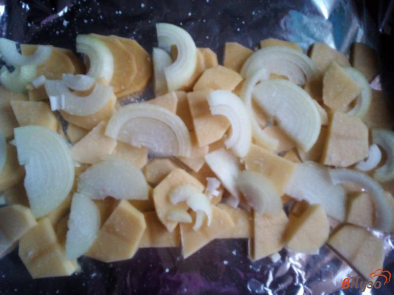 Фото приготовление рецепта: Пеленгас с картофелем в духовке шаг №4