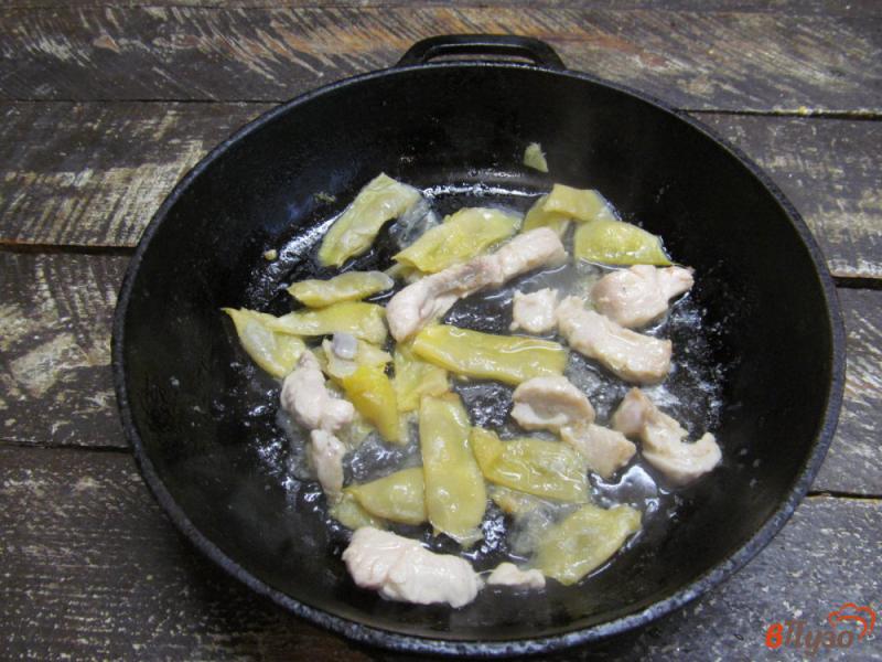 Фото приготовление рецепта: Куриное филе со стручковой фасолью в яйце шаг №2