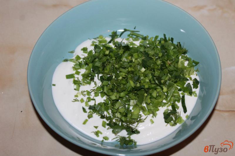 Фото приготовление рецепта: Сливочно - сметанный дип с зеленью шаг №2