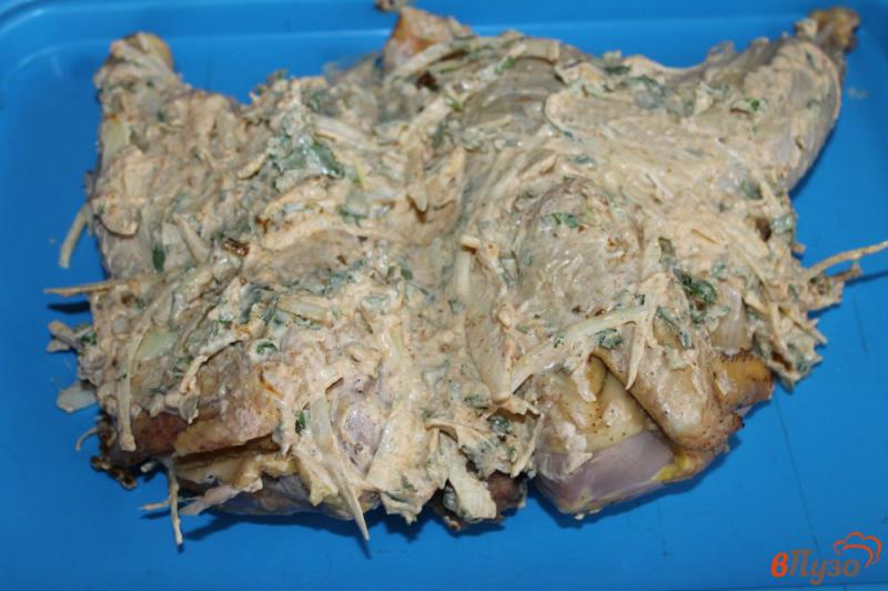 Фото приготовление рецепта: Запеченная курица с кинзой и луком шаг №5