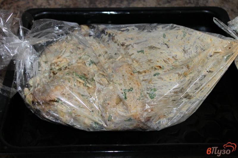 Фото приготовление рецепта: Запеченная курица с кинзой и луком шаг №6