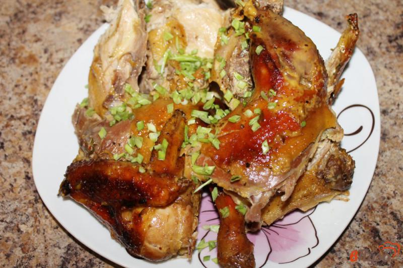 Фото приготовление рецепта: Запеченная курица с кинзой и луком шаг №7