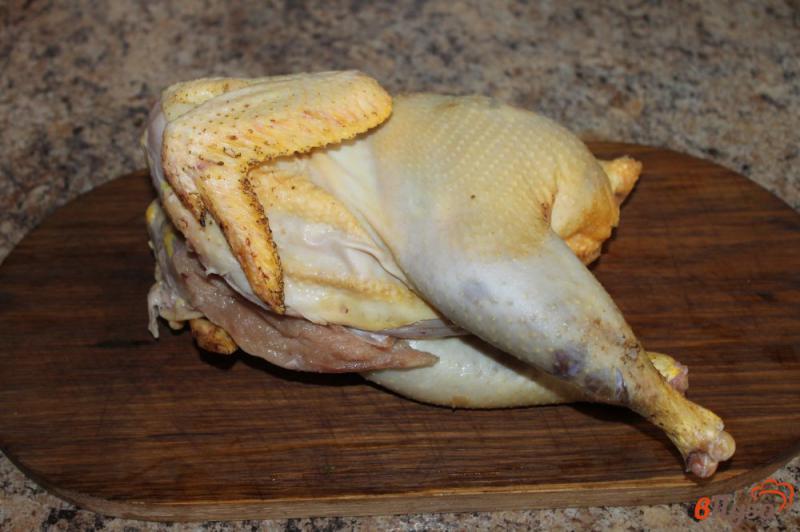 Фото приготовление рецепта: Запеченная курица с кинзой и луком шаг №4