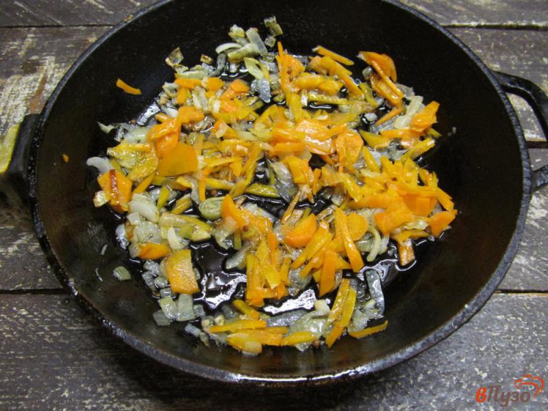 Фото приготовление рецепта: Сконы с луком и морковью шаг №3