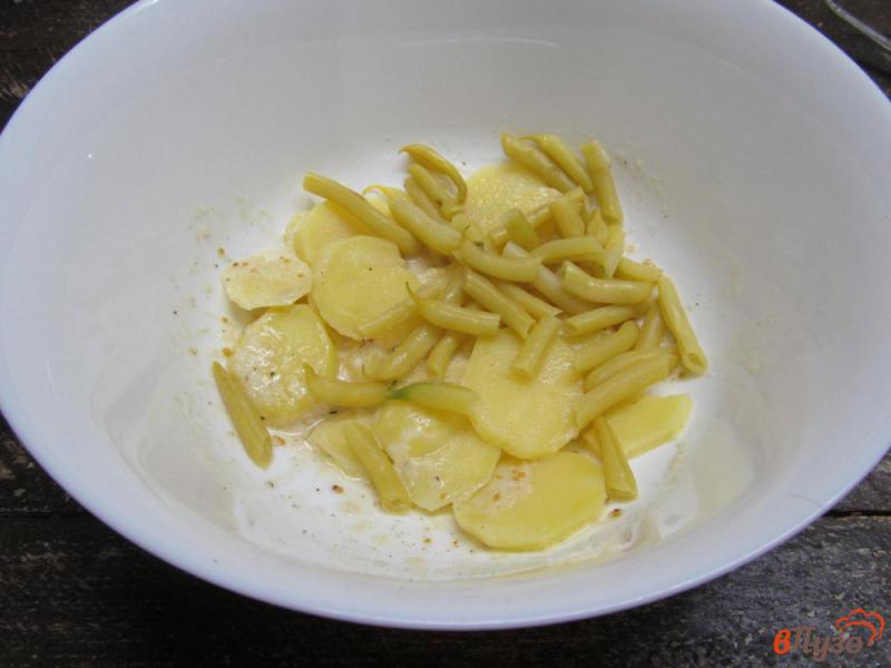 Фото приготовление рецепта: Салат из стручковой фасоли с яйцом и помидором шаг №4