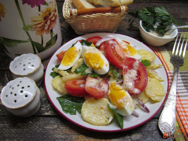 Фото приготовление рецепта: Салат из стручковой фасоли с яйцом и помидором шаг №8
