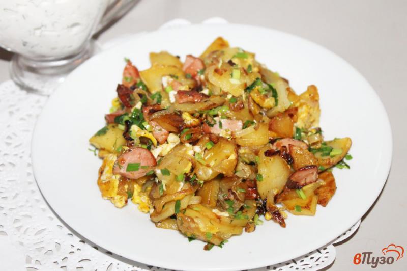 Фото приготовление рецепта: Картофель с сосисками и яйцом шаг №6