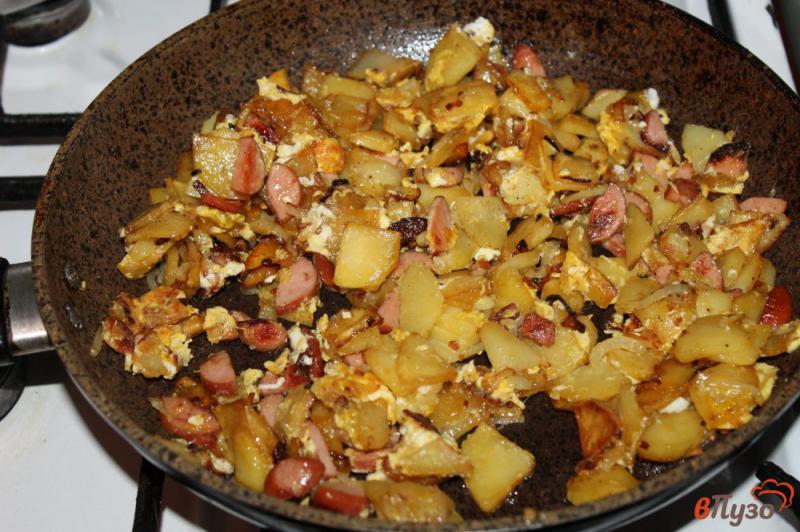 Фото приготовление рецепта: Картофель с сосисками и яйцом шаг №5