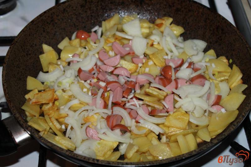 Фото приготовление рецепта: Картофель с сосисками и яйцом шаг №4