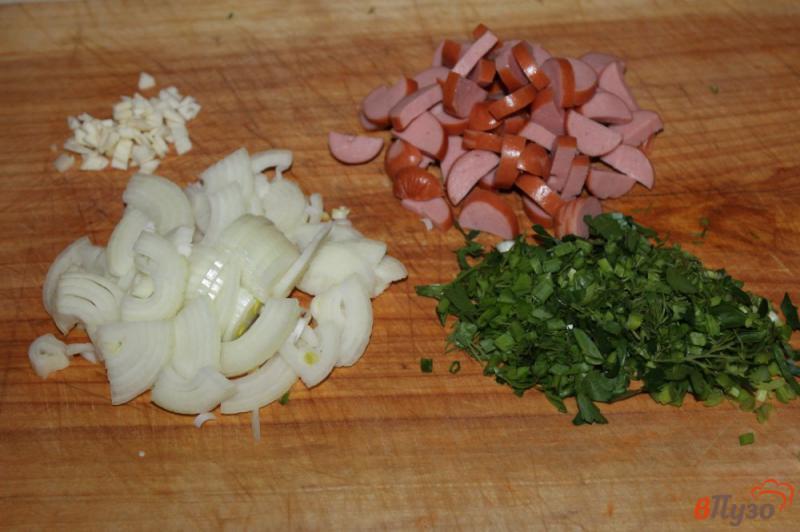 Фото приготовление рецепта: Картофель с сосисками и яйцом шаг №3