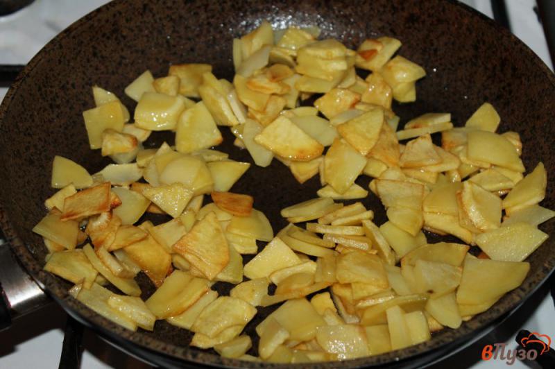 Фото приготовление рецепта: Картофель с сосисками и яйцом шаг №2