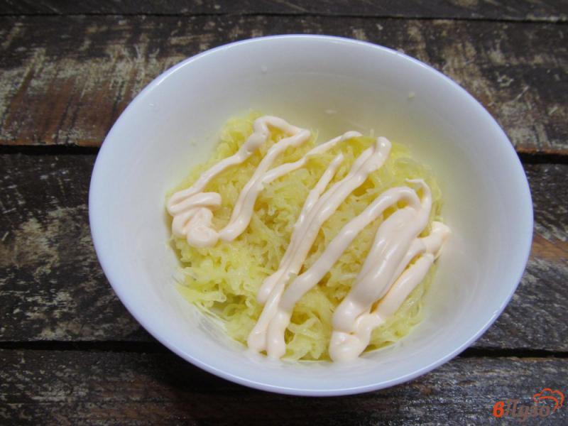 Фото приготовление рецепта: Салат из копченого лосося с яйцом и помидором шаг №1