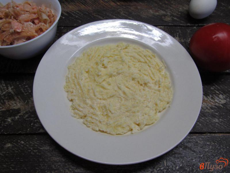 Фото приготовление рецепта: Салат из копченого лосося с яйцом и помидором шаг №3