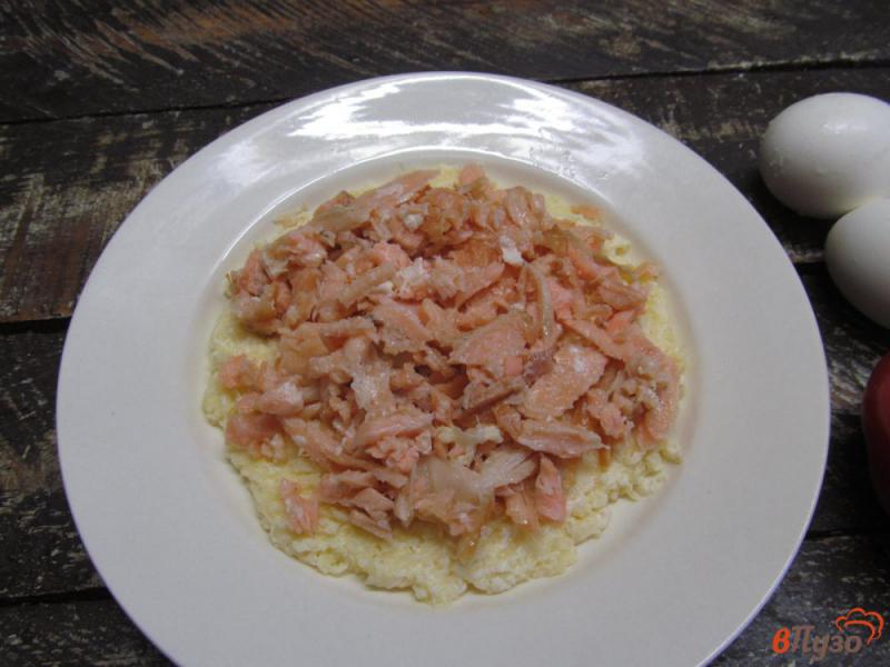Фото приготовление рецепта: Салат из копченого лосося с яйцом и помидором шаг №4