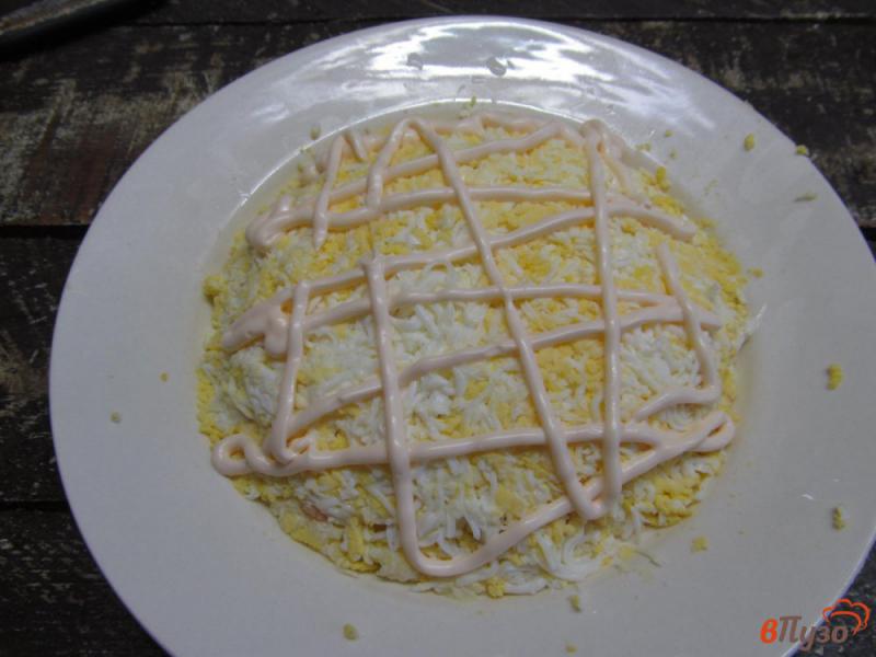 Фото приготовление рецепта: Салат из копченого лосося с яйцом и помидором шаг №5