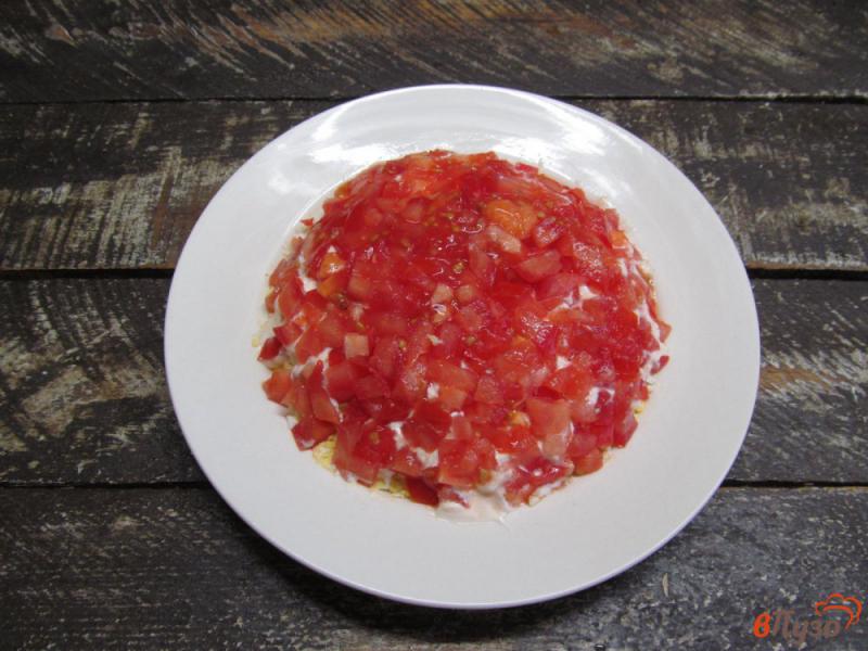 Фото приготовление рецепта: Салат из копченого лосося с яйцом и помидором шаг №6