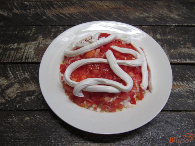 Фото приготовление рецепта: Салат из копченого лосося с яйцом и помидором шаг №7