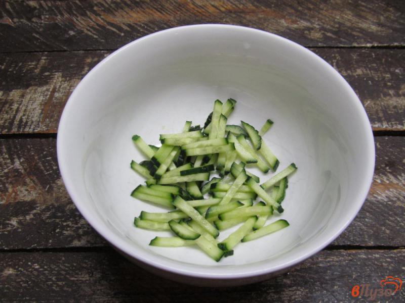 Фото приготовление рецепта: Салат из сервелата с кукурузой и морковью по-корейски шаг №2