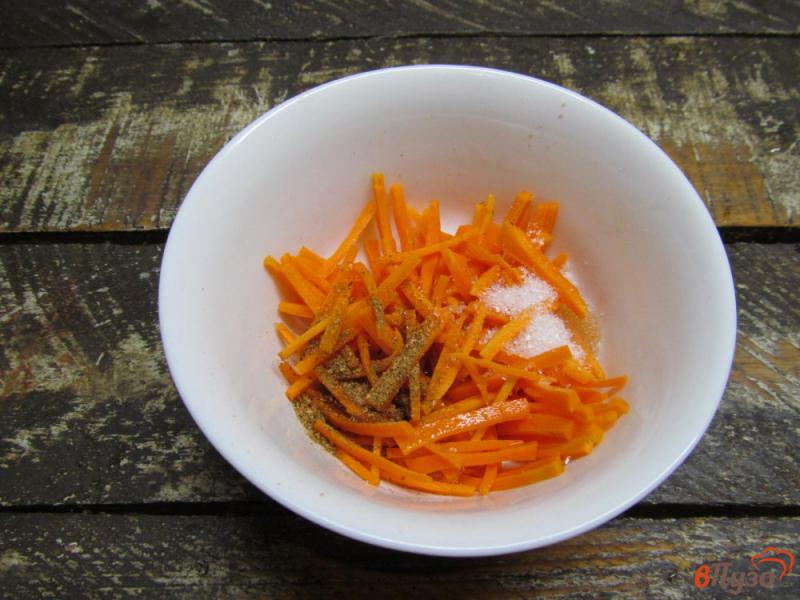 Фото приготовление рецепта: Салат из сервелата с кукурузой и морковью по-корейски шаг №1