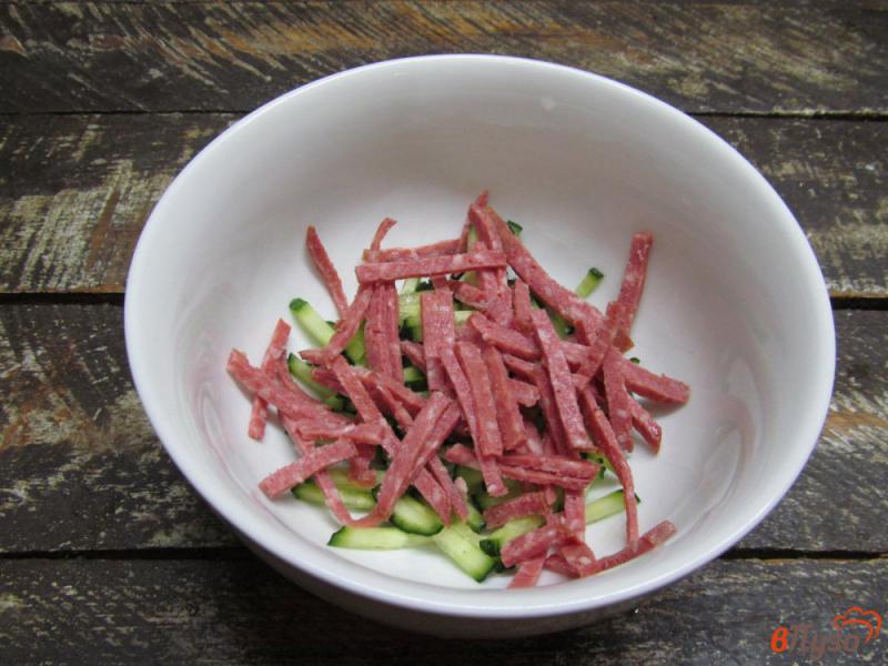 Фото приготовление рецепта: Салат из сервелата с кукурузой и морковью по-корейски шаг №3