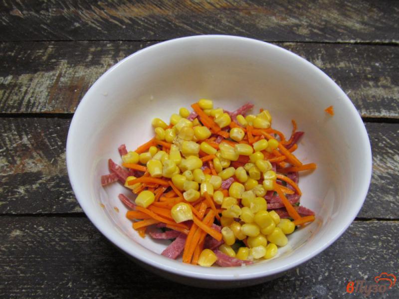 Фото приготовление рецепта: Салат из сервелата с кукурузой и морковью по-корейски шаг №5