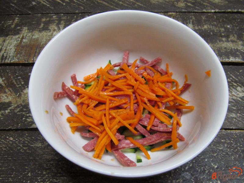 Фото приготовление рецепта: Салат из сервелата с кукурузой и морковью по-корейски шаг №4