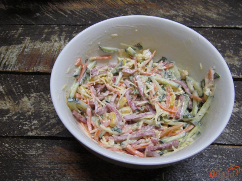 Фото приготовление рецепта: Салат из сервелата с кукурузой и морковью по-корейски шаг №7