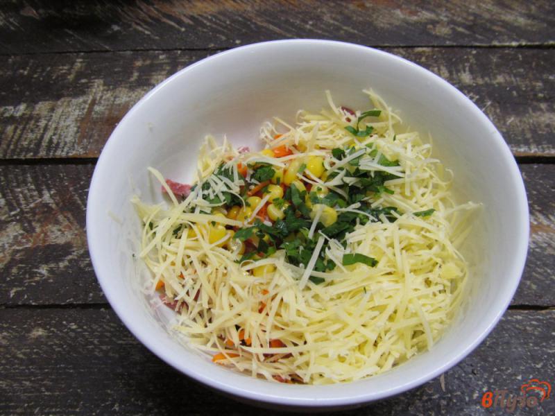 Фото приготовление рецепта: Салат из сервелата с кукурузой и морковью по-корейски шаг №6