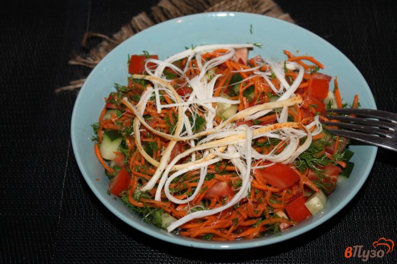 Фото приготовление рецепта: Овощной салат с морковью по - корейски и сыром сулугуни шаг №5