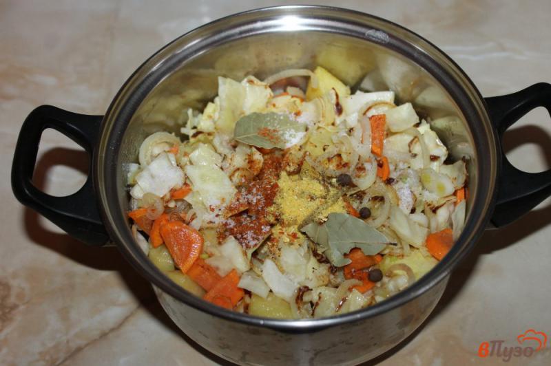 Фото приготовление рецепта: Рагу из картофеля с капустой и курицей шаг №6