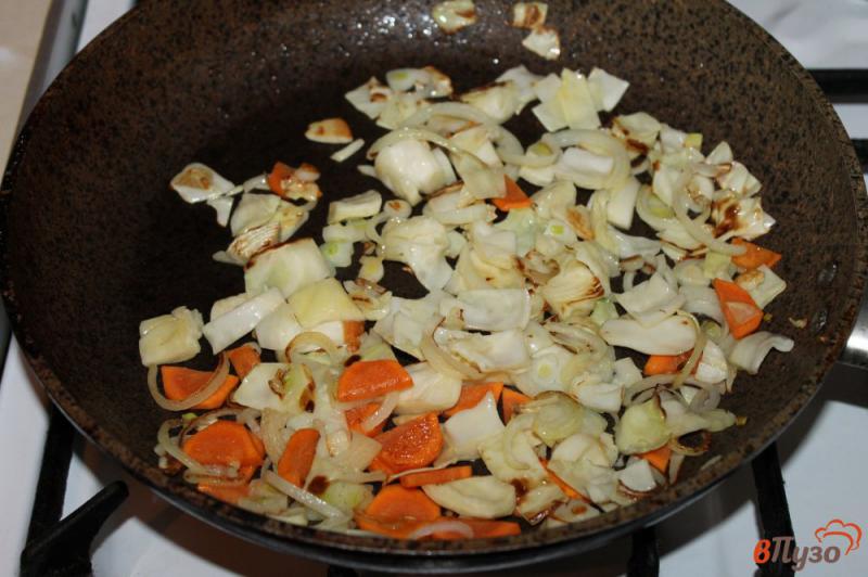 Фото приготовление рецепта: Рагу из картофеля с капустой и курицей шаг №4