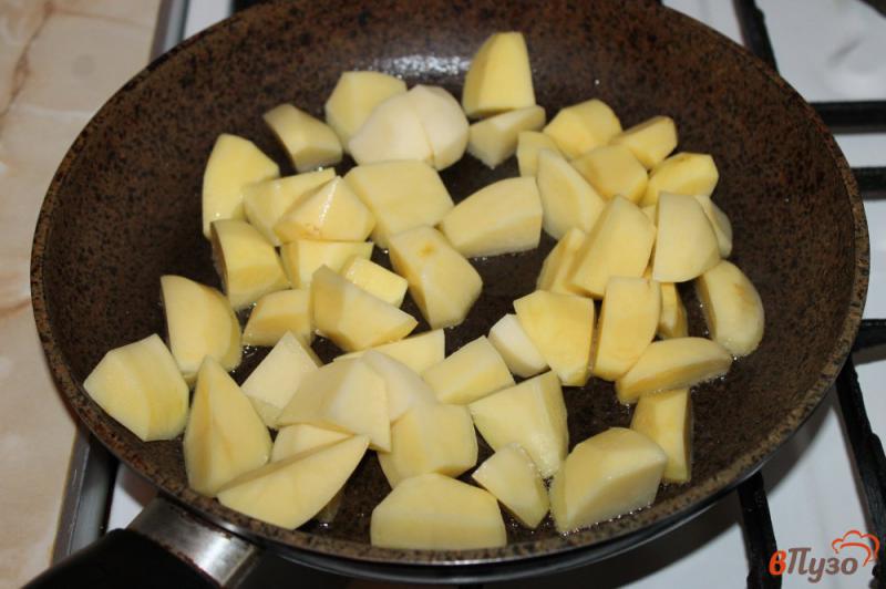 Фото приготовление рецепта: Рагу из картофеля с капустой и курицей шаг №2