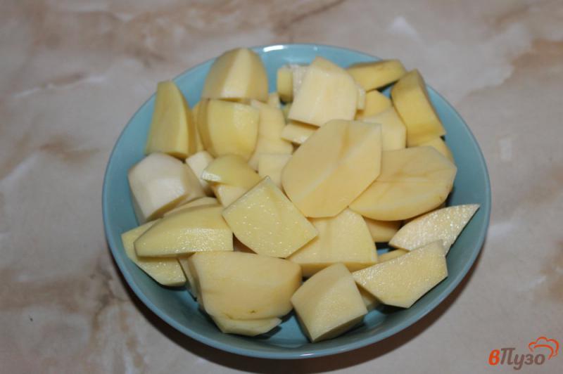 Фото приготовление рецепта: Рагу из картофеля с капустой и курицей шаг №1